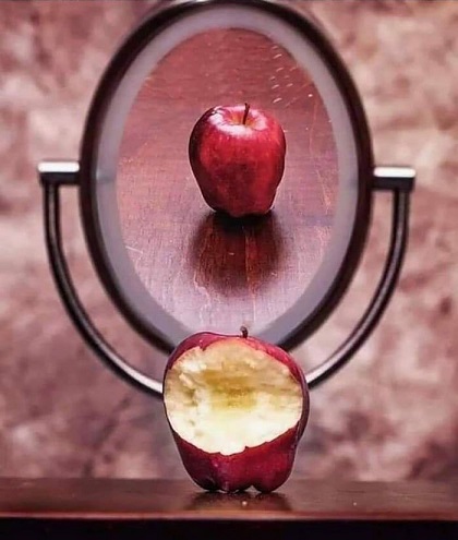 Manzana frente al espejo