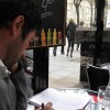 Estudiando en un café de Paris